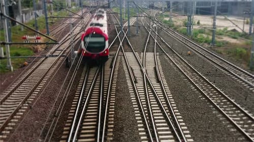 Ankunft der S-Bahn am Bahnhof in der Innenstadt