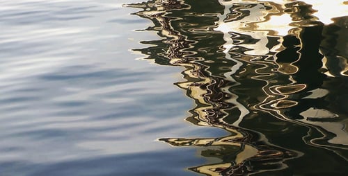 Reflexion des Bootes auf dem Wasser