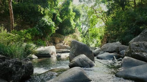 Gebirgsfluss mit großen Felsen