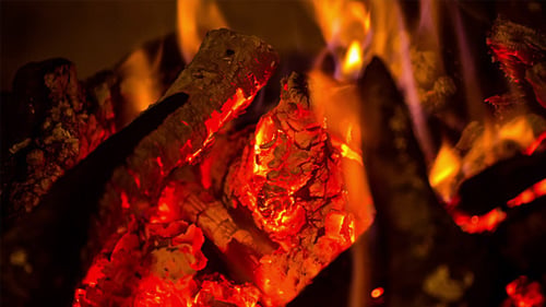 Das brennende Brennholz im Kamin 2
