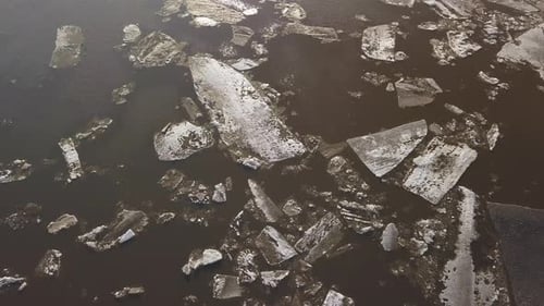 Die auf dem Fluss schwimmenden Eisschollen, Die Eisdrift im Frühling