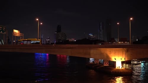Lichter von Gebäuden an der Skyline in der geschäftigen Großstadt bei Nacht