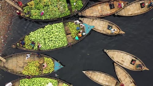 Vue aérienne de personnes travaillant sur des bateaux Commercial, Buriganga, Dhaka, Bangladesh.