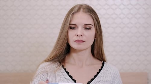 Besorgtes Mädchen nach dem Schwangerschaftstest zu Hause