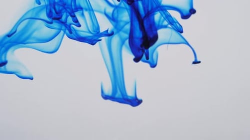 Verteilen von blauer Farbe in einem Flüssigkeitsraum