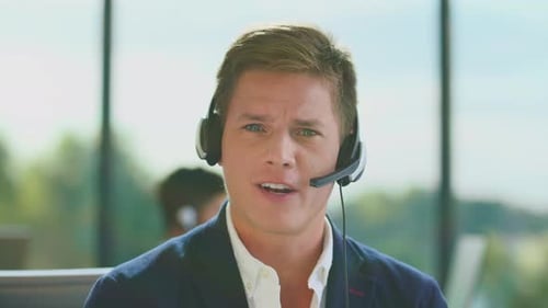 Mann telefoniert mit Geschäftspartner