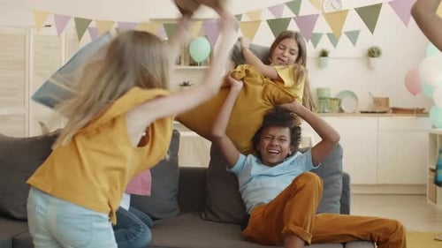 Enfants se battant avec des oreillers