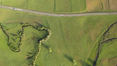Vue Aérienne D'une Rivière sinueuse Dans Une Plaine Verte Et Route