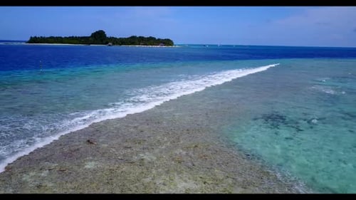 Die Luftdrohne schoss den Himmel der ruhigen Strandzeit an der Küste vor aquablauem Wasser und weißem Sandhintergrund o