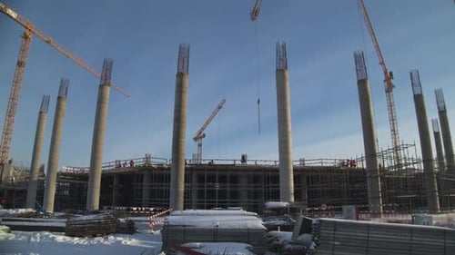 Grúas de torre alta en el sitio de construcción del estadio deportivo