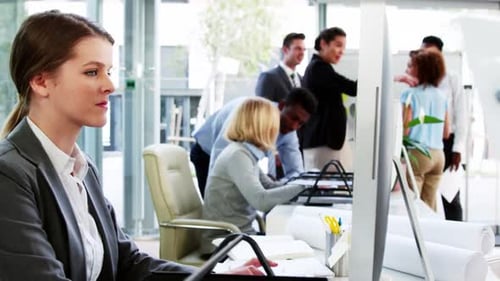 Empresária trabalhando no computador