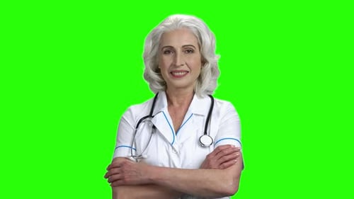 Linda médica médica mulher na tela verde