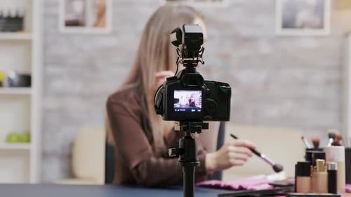 Tutorial de cosméticos de grabación de maquillaje Vlogger para suscriptores