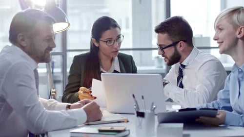 Kollegen diskutieren im Büro über Geschäfte