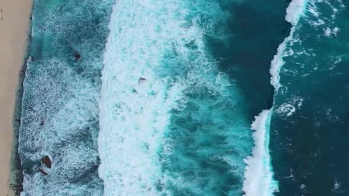 Indonesien. Wellen und azurblaues Wasser als Hintergrund. Blick von der Drohne auf die Meeresoberfläche