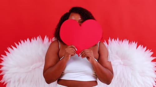 Espagne Ange joyeux avec des ailes sur fond rouge Studio