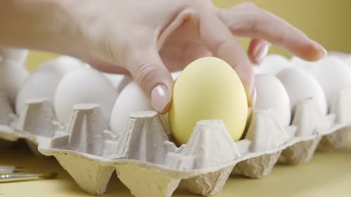 Oeuf de Pâques jaune en gros plan