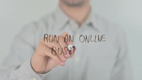 Führen Sie ein Online-Geschäft aus, indem Sie mit der Hand auf dem Bildschirm schreiben