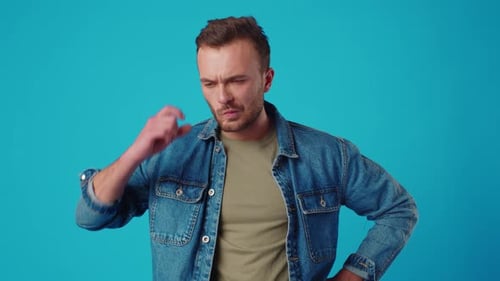 Junger Mann hat eine Idee, zeigt nach oben