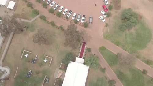 Vue aérienne d'un événement sur le tapis rouge montrant des personnes arrivant