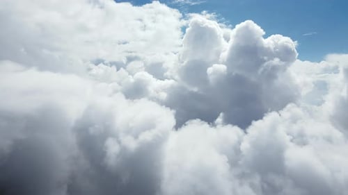 Une vue incroyable de nuages blancs doux se déplaçant lentement sur un ciel bleu clair