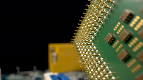 Grüner Computer-CPU-Mikroprozessor oder Prozessor auf schwarzem Hintergrund