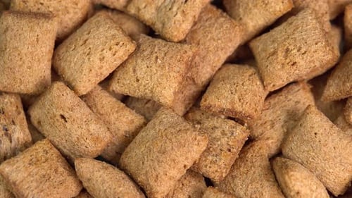 Rotation der knusprigen Schokoladenpads im Makro. Kakao-Müsli-Dessert für ein schnelles Frühstück.
Morgen