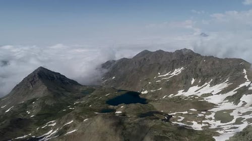 Seen Nebel Wolke und Berge