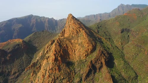 Unglaublich schöne scharfe Klippen im Licht der untergehenden Sonne