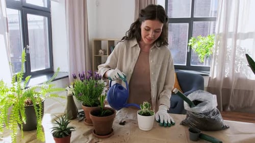 Mujer feliz o bloguera plantando flores en casa
