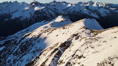 Monte Mussaa-Chitara, la montaña más visitada sobre el pueblo de Dombay