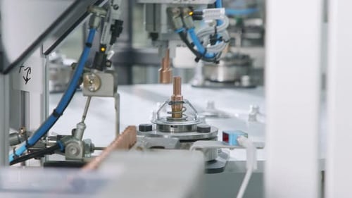 Machines robotisées avancées fabriquant des pièces sur une chaîne de montage automatisée
