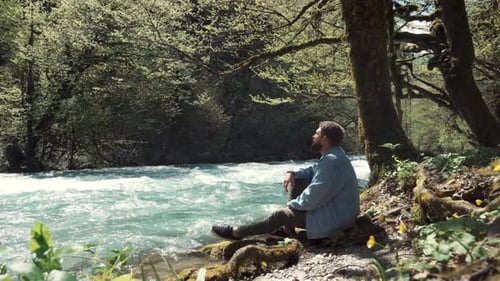 Der Mensch genießt die Natur draußen.