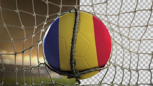 Balón de fútbol con gol en la noche frontal - Rumanía