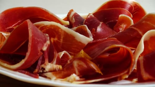 Jamon dans l'assiette. Tir en mouvement.