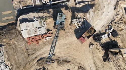 Großer Bau einer Wohnanlage. LKW mit Sand.