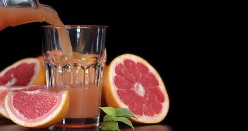 El
jugo de pomelo se vierte lentamente en un vaso.