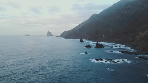 Unglaubliche Berglandschaft am Meer im Norden des spanischen Vulkanstrandes Benijo auf der Insel