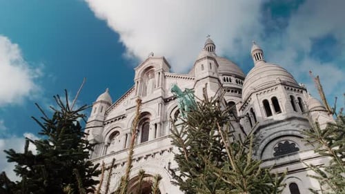 imagem de rastreamento de ângulo baixo da igreja de Sacre-Coeur
