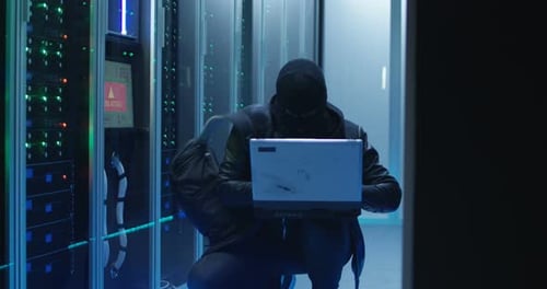 Anonymer Hacker bricht in das Serversystem ein