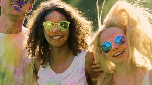 Festival Holi, jovens estudantes alegres dançando e curtindo a vida em concerto