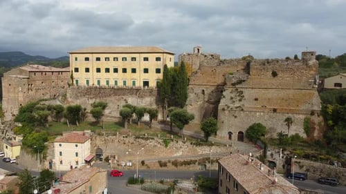 Die mittelalterliche Stadt Sorano in der Toskana