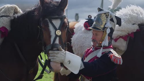Porträt eines erwachsenen männlichen Husaren in mittelalterlichem Kostüm Die Schlacht von Napoleon, ein Soldat, der nebenan steht