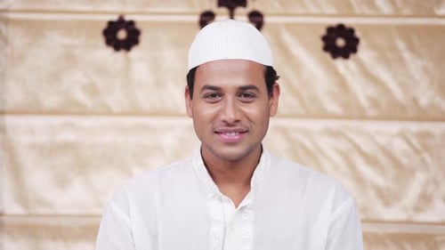 Glücklicher Muslim lächelt