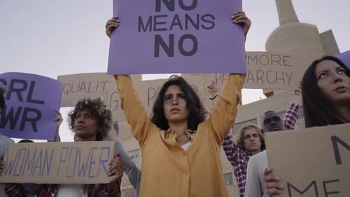 Mujer que protesta con pancartas marcha contra la violencia doméstica