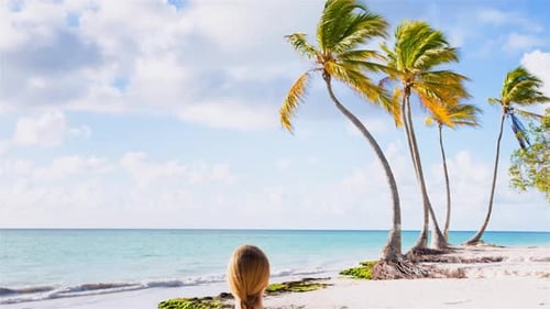 Mulher meditando na praia