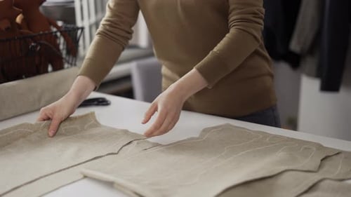 Unbekannter Modedesigner oder Schneider, der im Studio mit Stoffmustern arbeitet