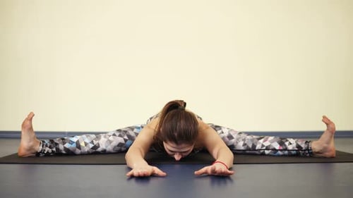 Doing Back Twists in Legsplit Position