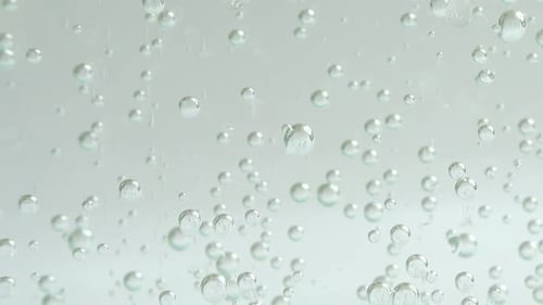 Luftblasen des sprudelnden Wassers.
