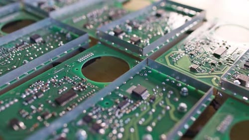 Vue du curseur d'un composant de connecteur et d'un grand microcircuit vert dans un laboratoire d'atelier